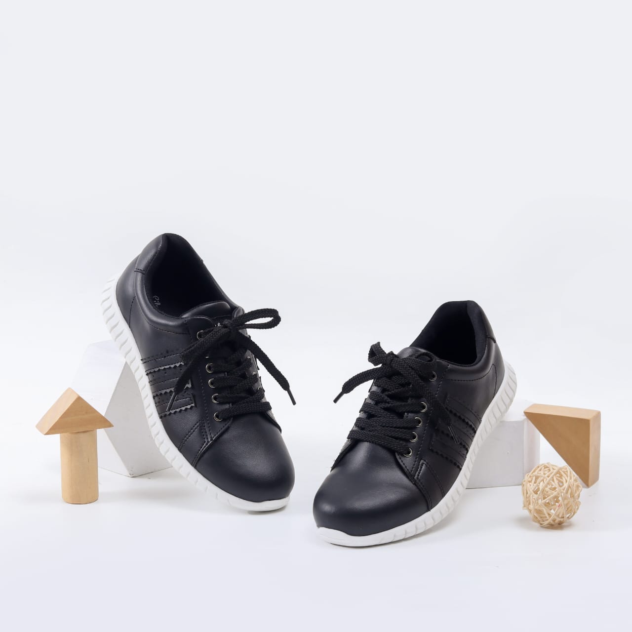 SEPATU SEKOLAH HITAM POLOS FULL BLACK SOL PUTIH FERGIE