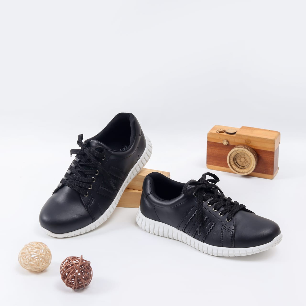 SEPATU SEKOLAH HITAM POLOS FULL BLACK SOL PUTIH FERGIE