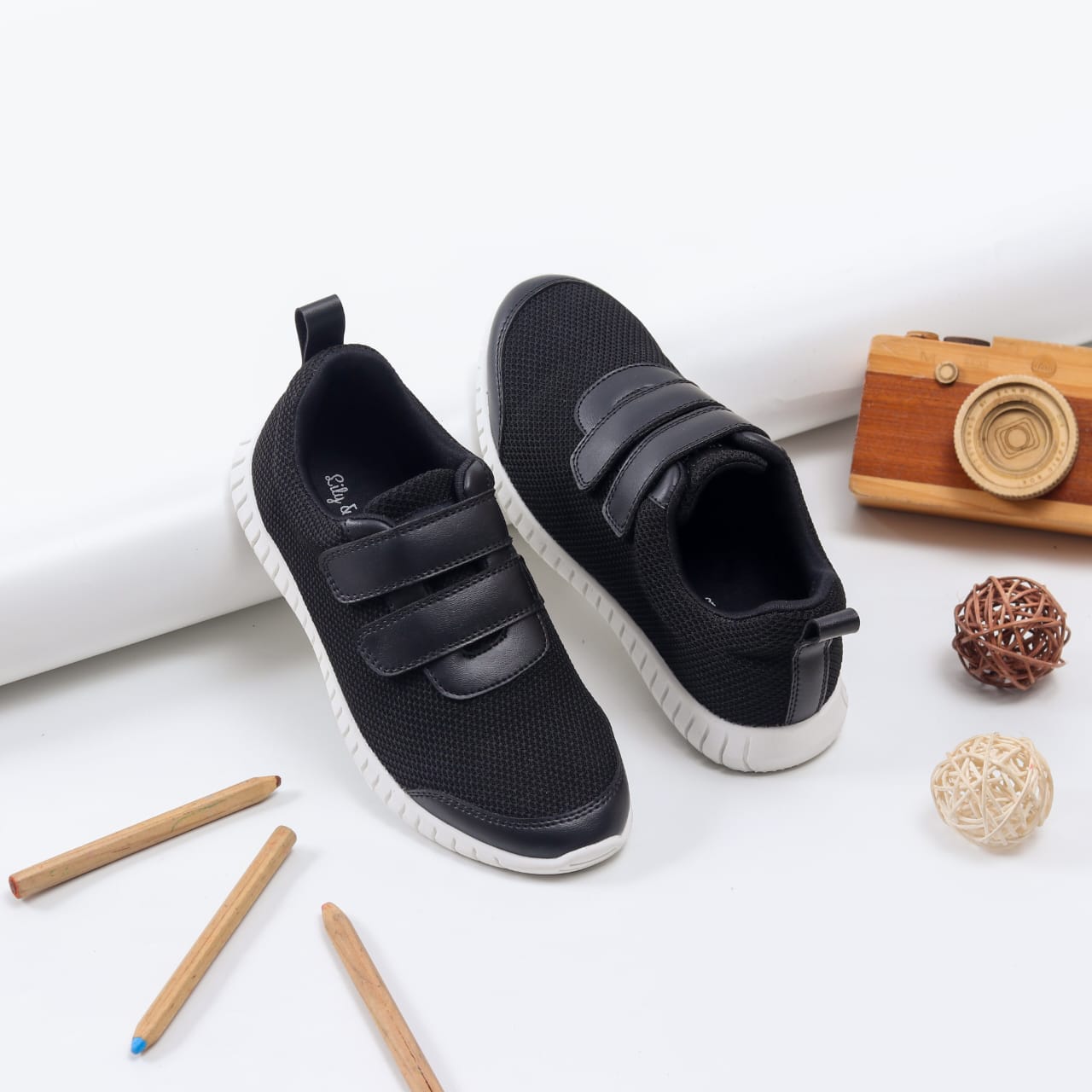 SEPATU SEKOLAH HITAM POLOS FULL BLACK SOL PUTIH CASSIDY