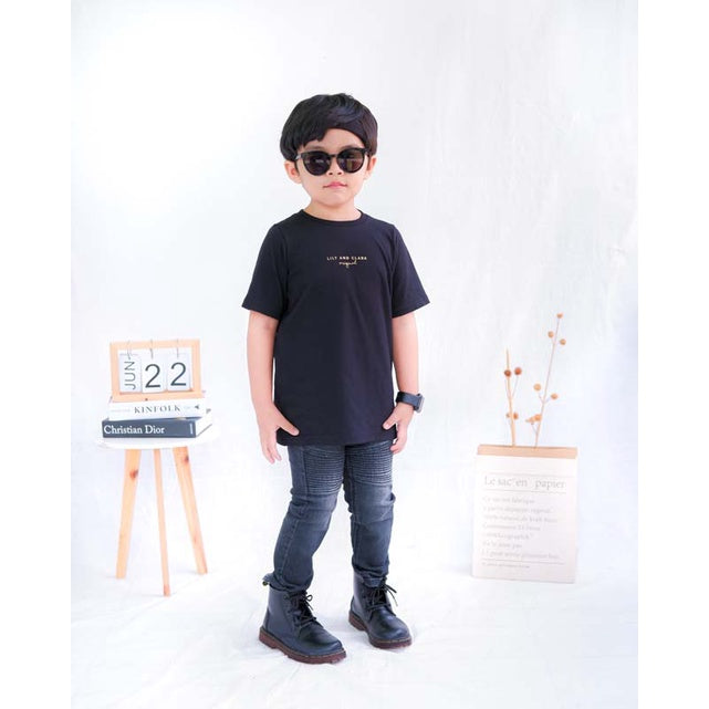 Lily And Clark Kaos Anak Unisex Warna Hitam KLC54