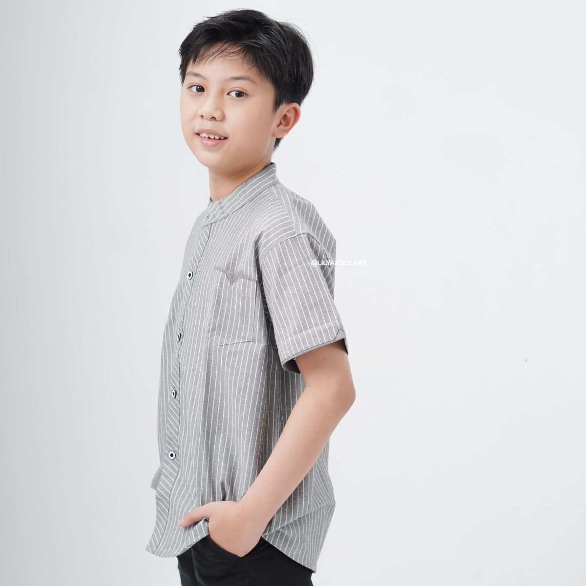 Lily And Clark Kemeja Pendek OXFORD SALUR Warna Hitam KP17-HITAM